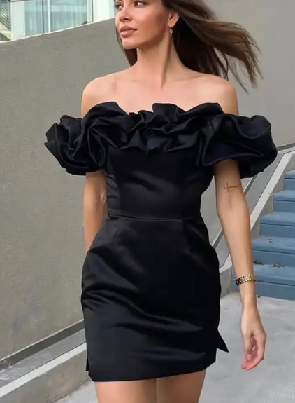 Schwarzes, enges, schulterfreies, kurzes Mini-Satinkleid mit Rüschen, Homecoming-Kleid, Ballkleid, Geburtstagspartykleid, NV1730