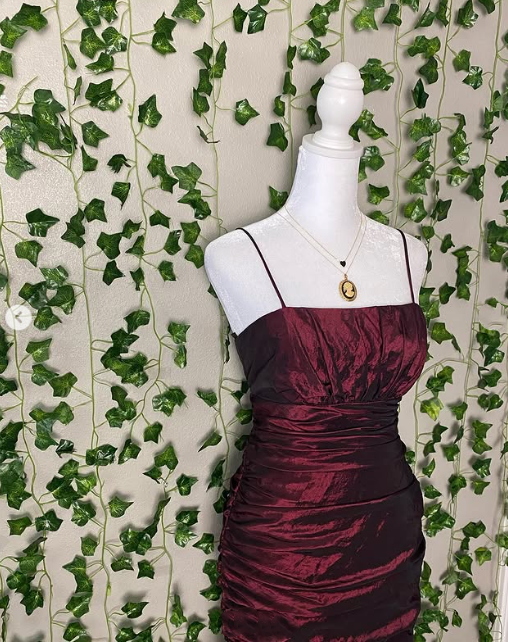 Burgunderrotes, elegantes, langes Satin-Ballkleid mit Spaghettiträgern im Retro-Stil, Partykleid, Abendkleid nv3632