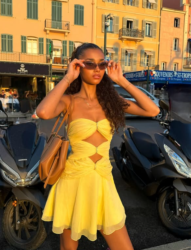 Robe de soirée courte en mousseline de soie jaune à taille dénudée nv4914