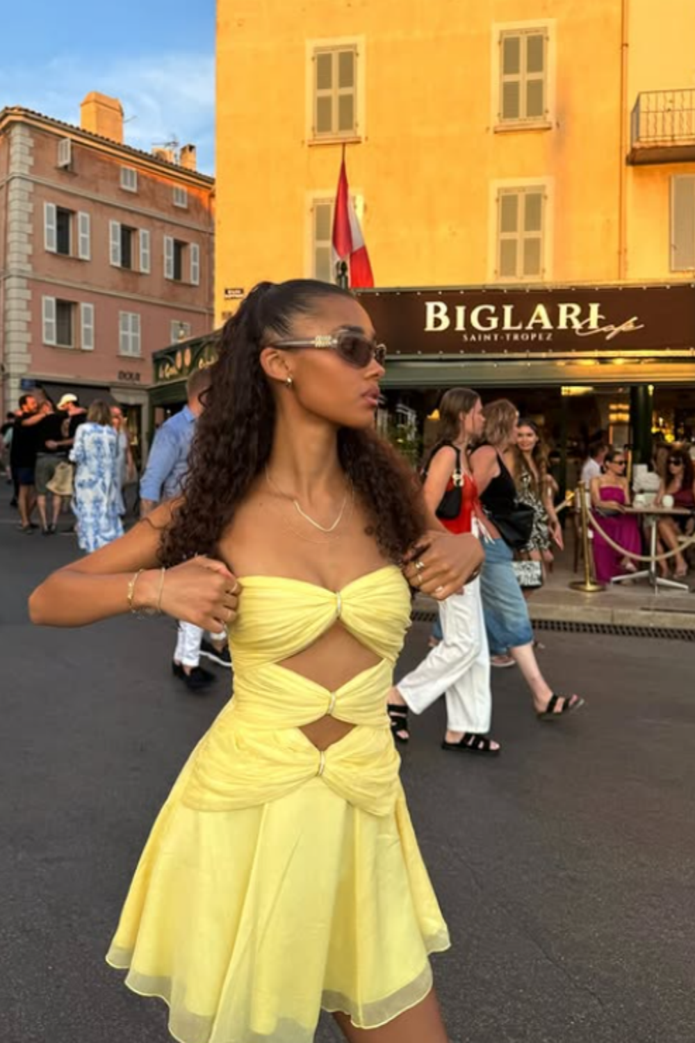 Robe de soirée courte en mousseline de soie jaune à taille dénudée nv4914