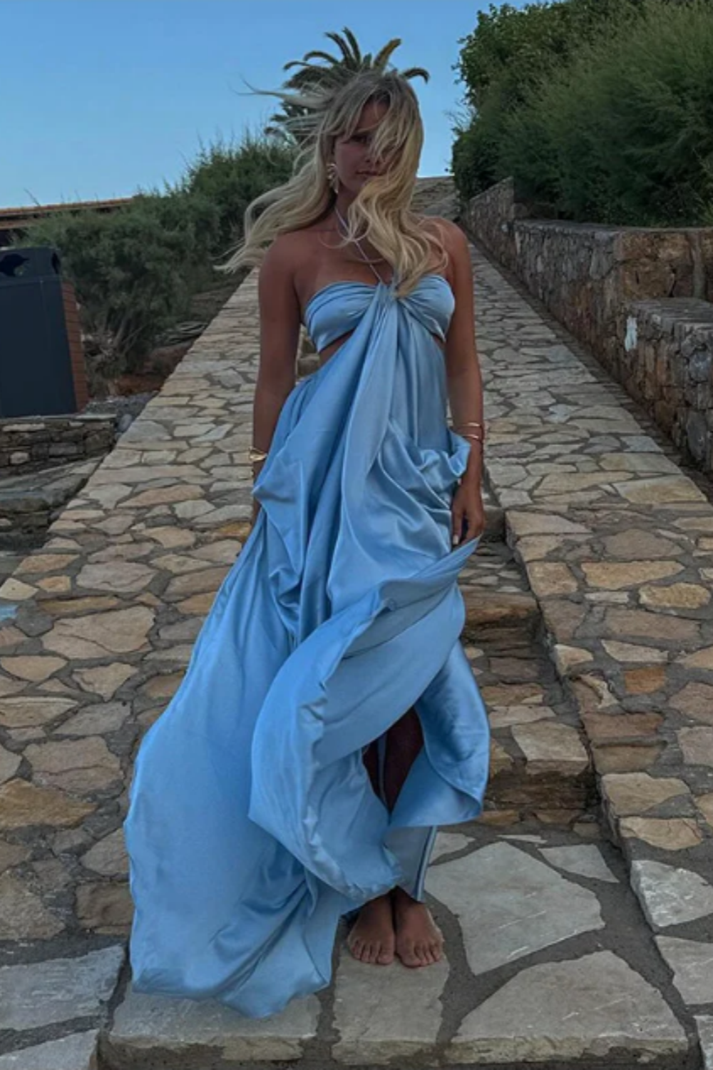 Robe de soirée longue en satin bleu à bretelles élégantes et épaules dénudées nv5215
