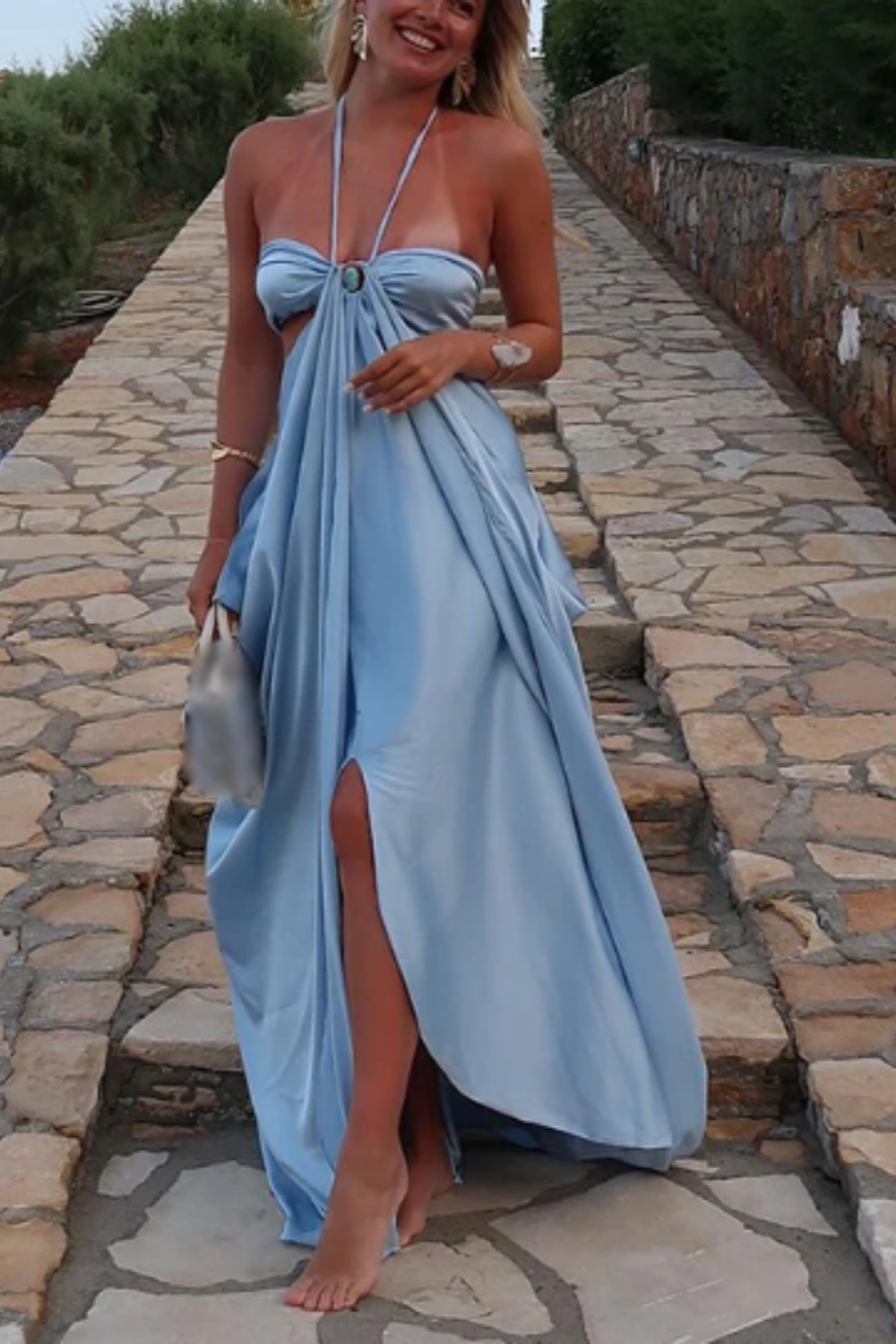 Robe de soirée longue en satin bleu à bretelles élégantes et épaules dénudées nv5215