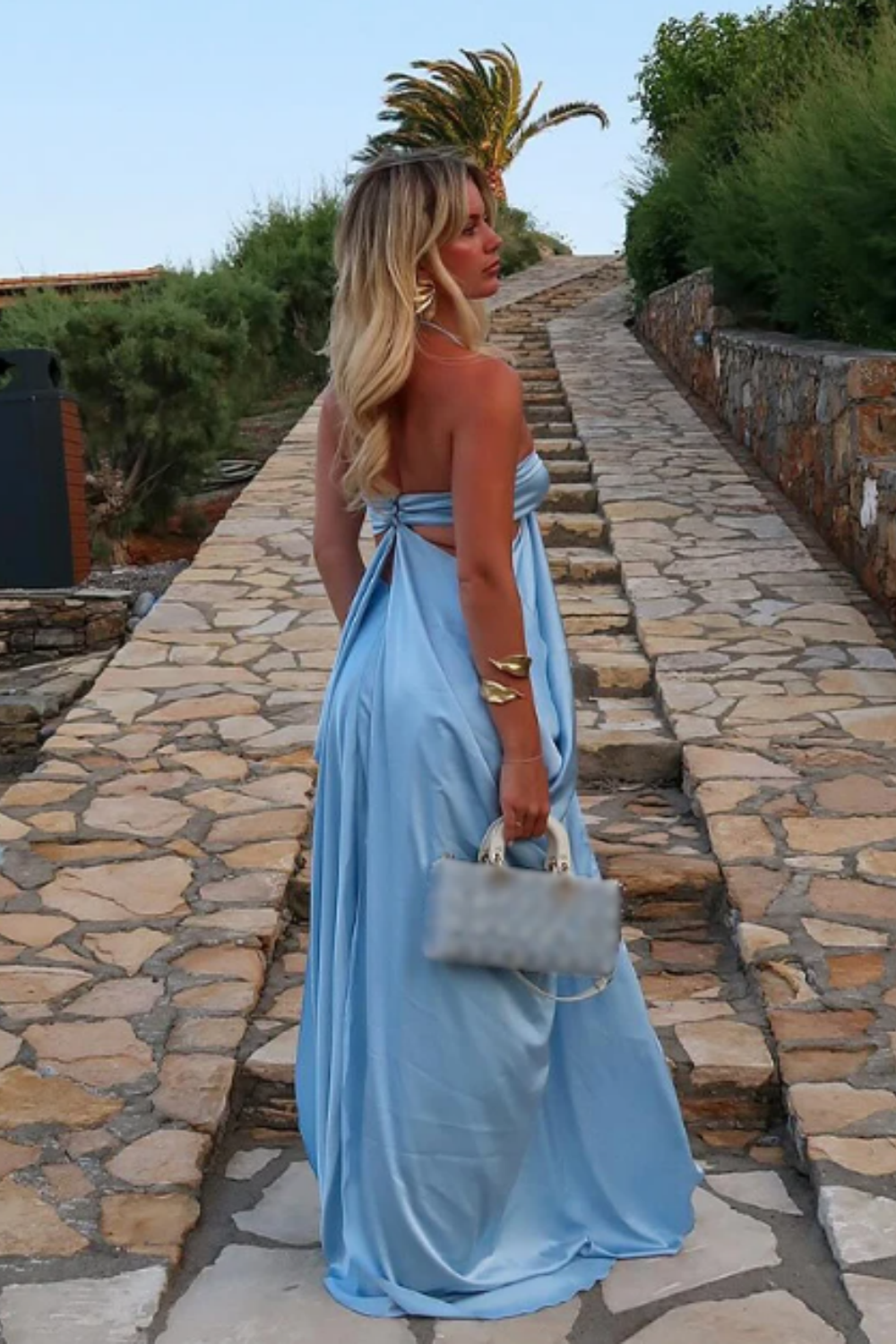 Robe de soirée longue en satin bleu à bretelles élégantes et épaules dénudées nv5215