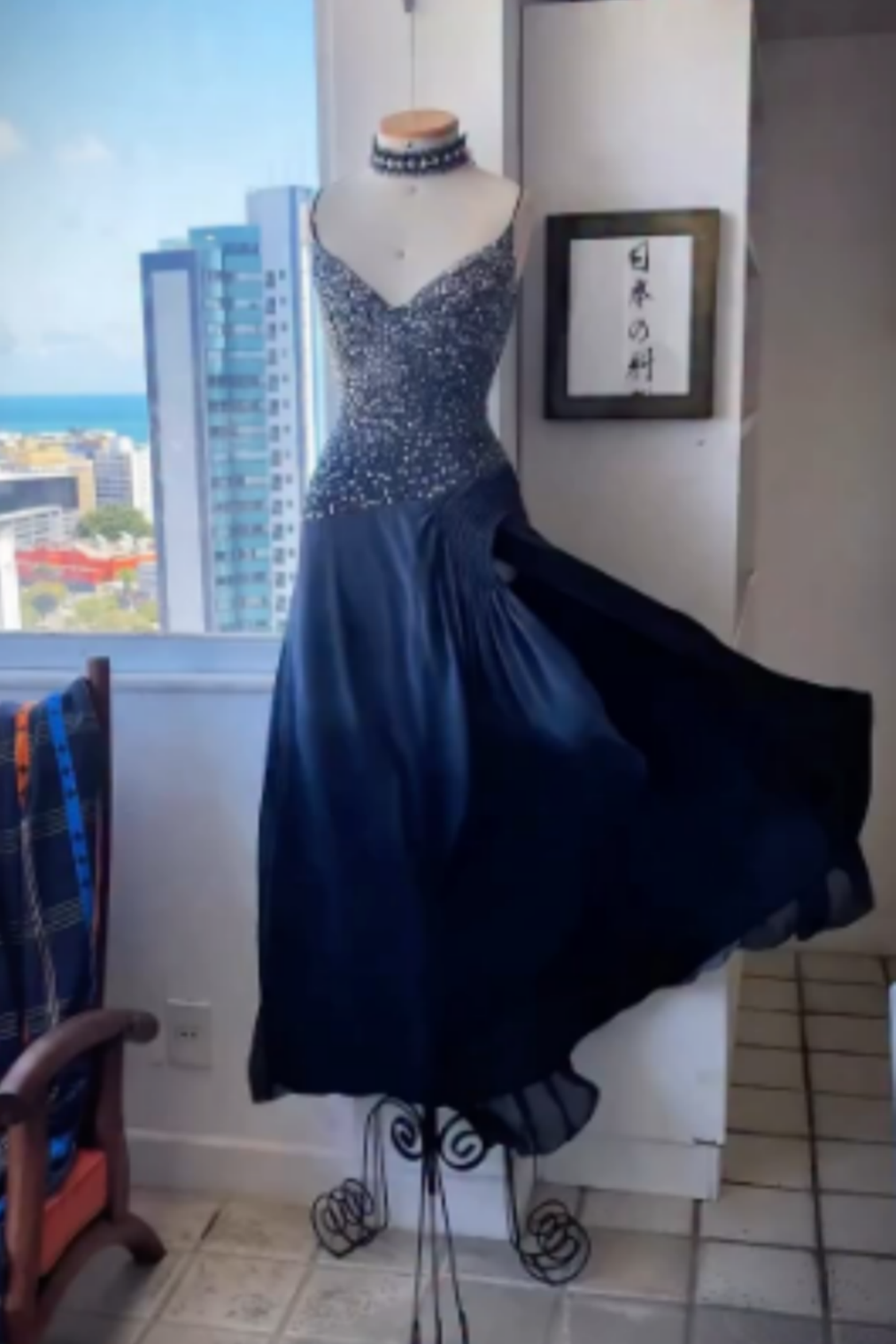 NiceVestidos - Marineblaues, exquisites, perlenbesetztes, langes Chiffon-Ballkleid Nv5628