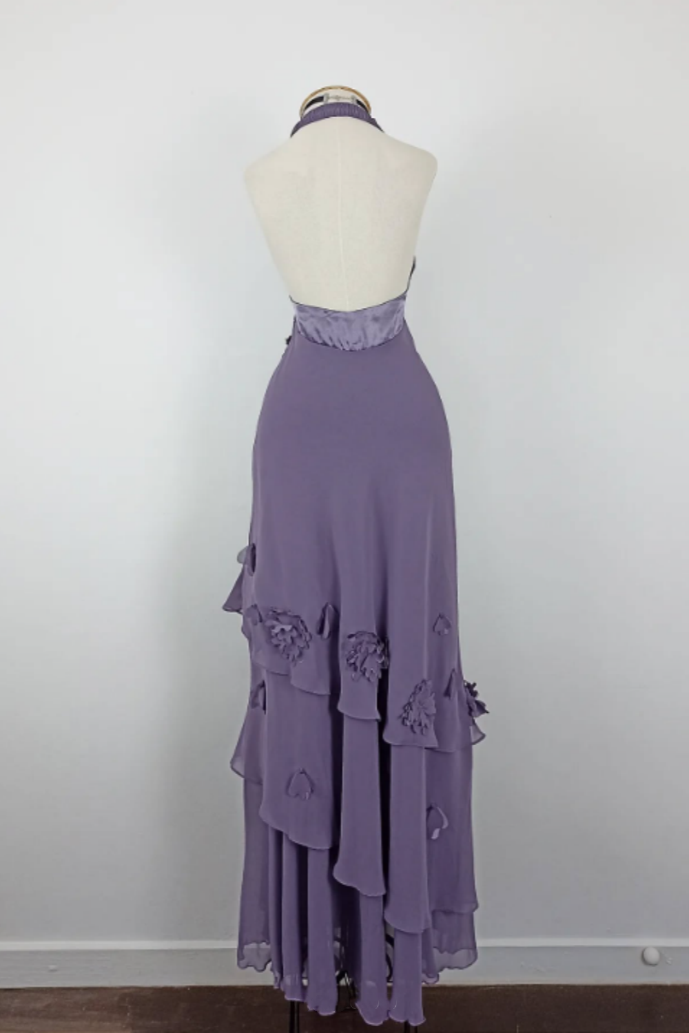 NiceVestidos – Vintage Lavendel-Lila 3D-Blumen-Halterkleid mit tiefem V-Ausschnitt, asymmetrischen Rüschen und Rüschen NV5908
