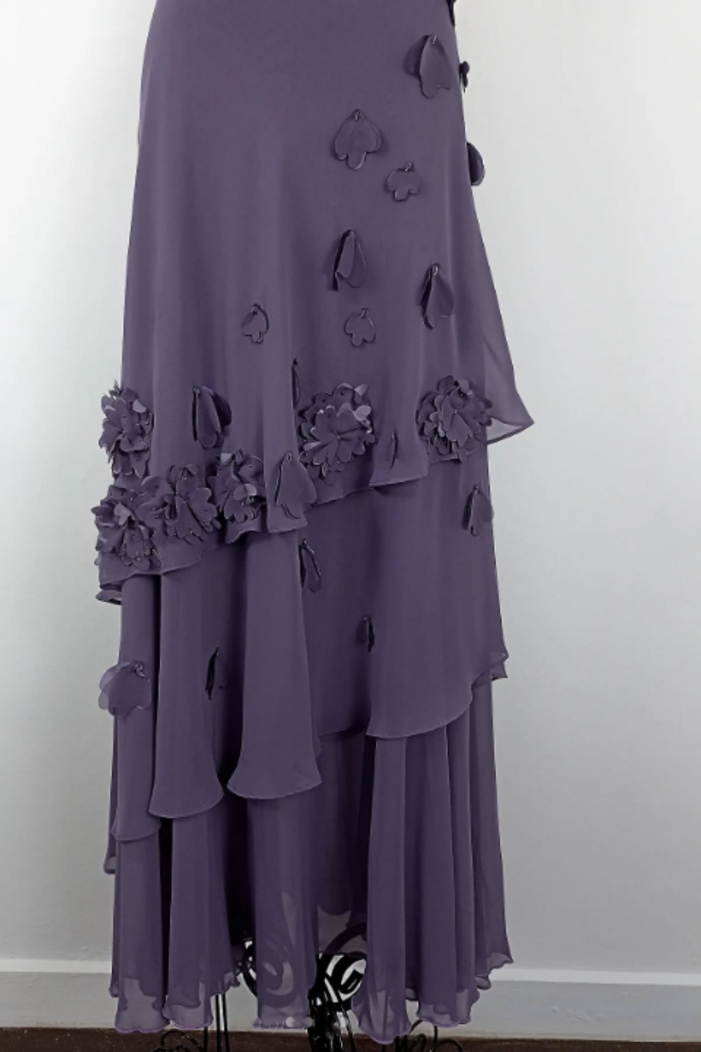NiceVestidos – Vintage Lavendel-Lila 3D-Blumen-Halterkleid mit tiefem V-Ausschnitt, asymmetrischen Rüschen und Rüschen NV5908