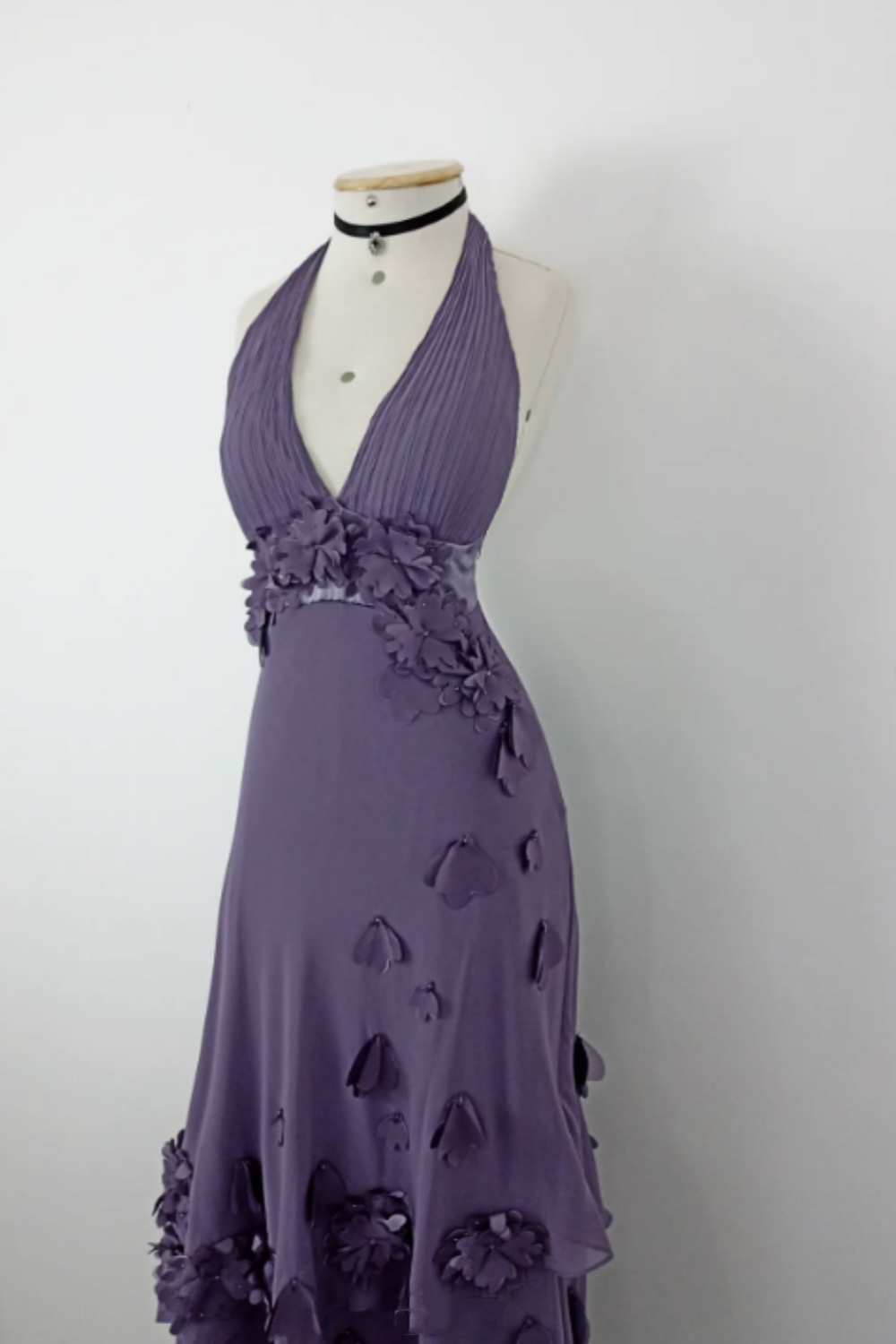 NiceVestidos – Vintage Lavendel-Lila 3D-Blumen-Halterkleid mit tiefem V-Ausschnitt, asymmetrischen Rüschen und Rüschen NV5908