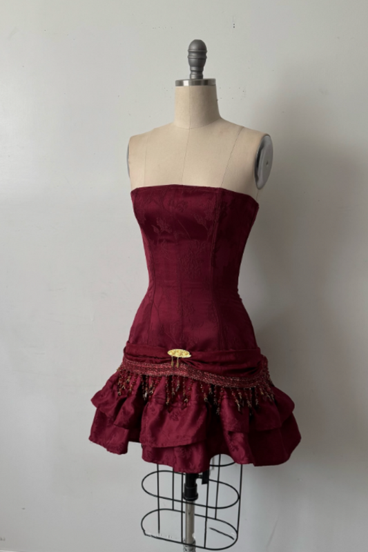 NiceVestidos-Burgunderfarbenes, exquisites, perlenbesetztes, kurzes Satin-Abendkleid NV6155