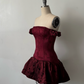 NiceVestidos-Burgunderfarbenes, exquisites, perlenbesetztes, kurzes Satin-Abendkleid NV6156