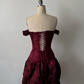 NiceVestidos-Burgunderfarbenes, exquisites, perlenbesetztes, kurzes Satin-Abendkleid NV6156