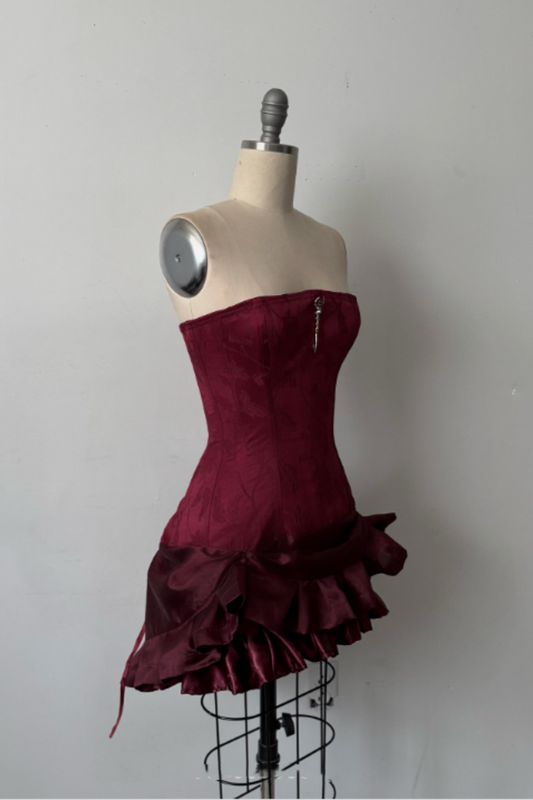 NiceVestidos-Burgunderfarbenes, exquisites, perlenbesetztes, kurzes Satin-Abendkleid NV6157
