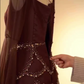 Robe de soirée rétro luxueuse en satin marron foncé, ornée de perles, col carré et manches longues - Robe élégante pour dîner et tapis rouge NV6381