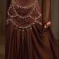 Robe de soirée rétro luxueuse en satin marron foncé, ornée de perles, col carré et manches longues - Robe élégante pour dîner et tapis rouge NV6381