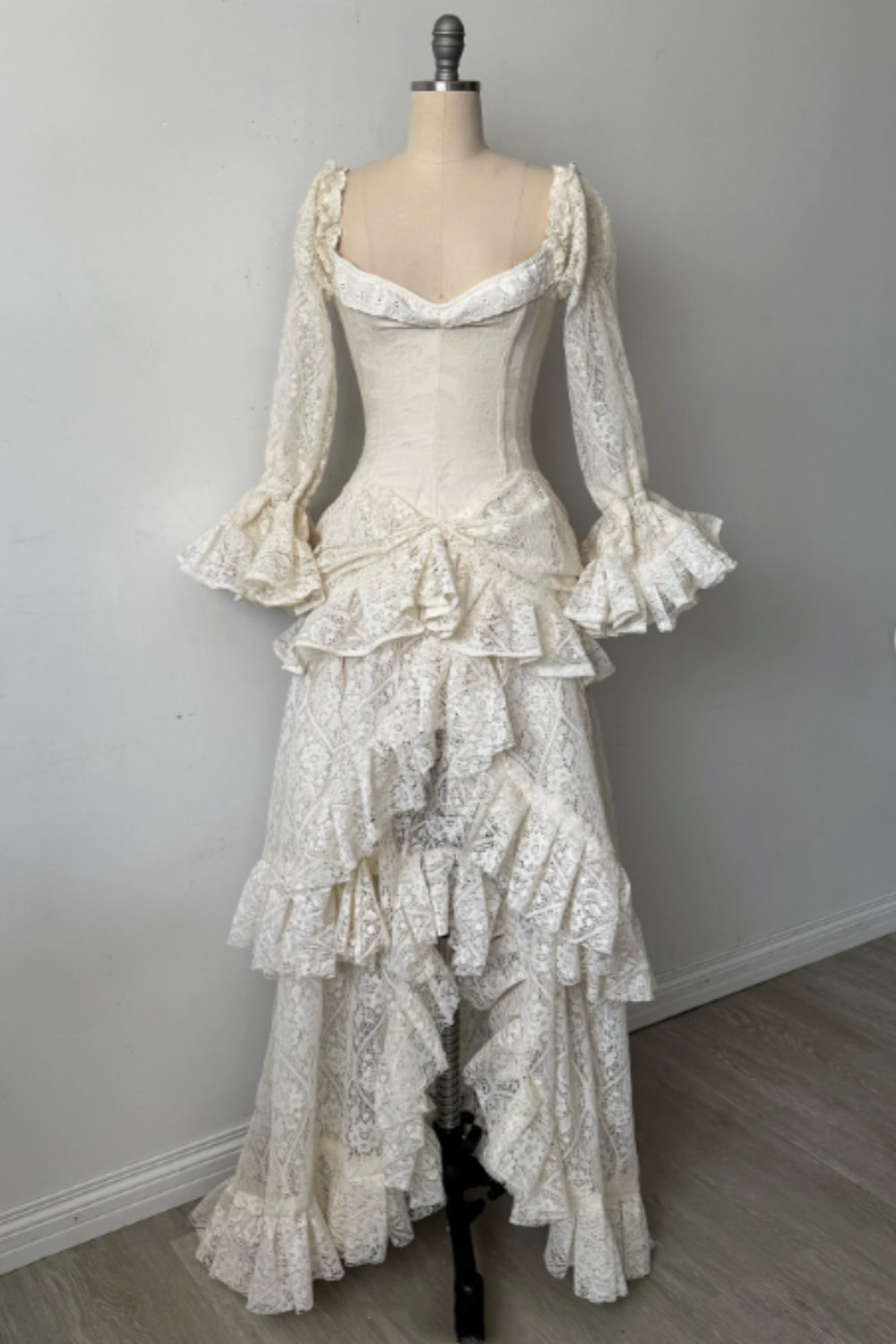 NiceVestidos – Langes, exquisites Ballkleid aus Spitze mit langen Ärmeln NV6031