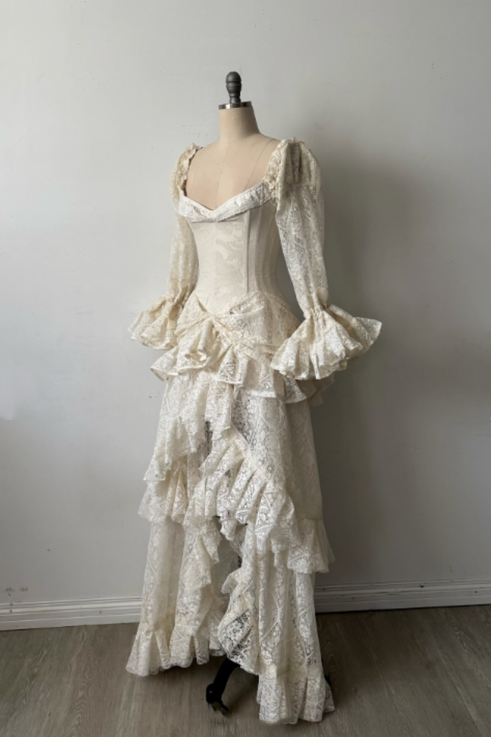 NiceVestidos – Langes, exquisites Ballkleid aus Spitze mit langen Ärmeln NV6031