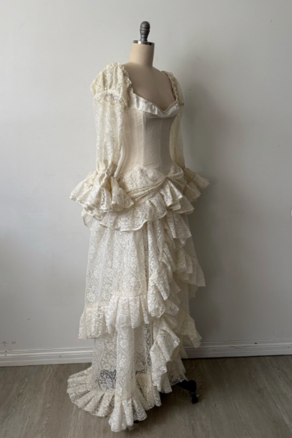 NiceVestidos – Langes, exquisites Ballkleid aus Spitze mit langen Ärmeln NV6031