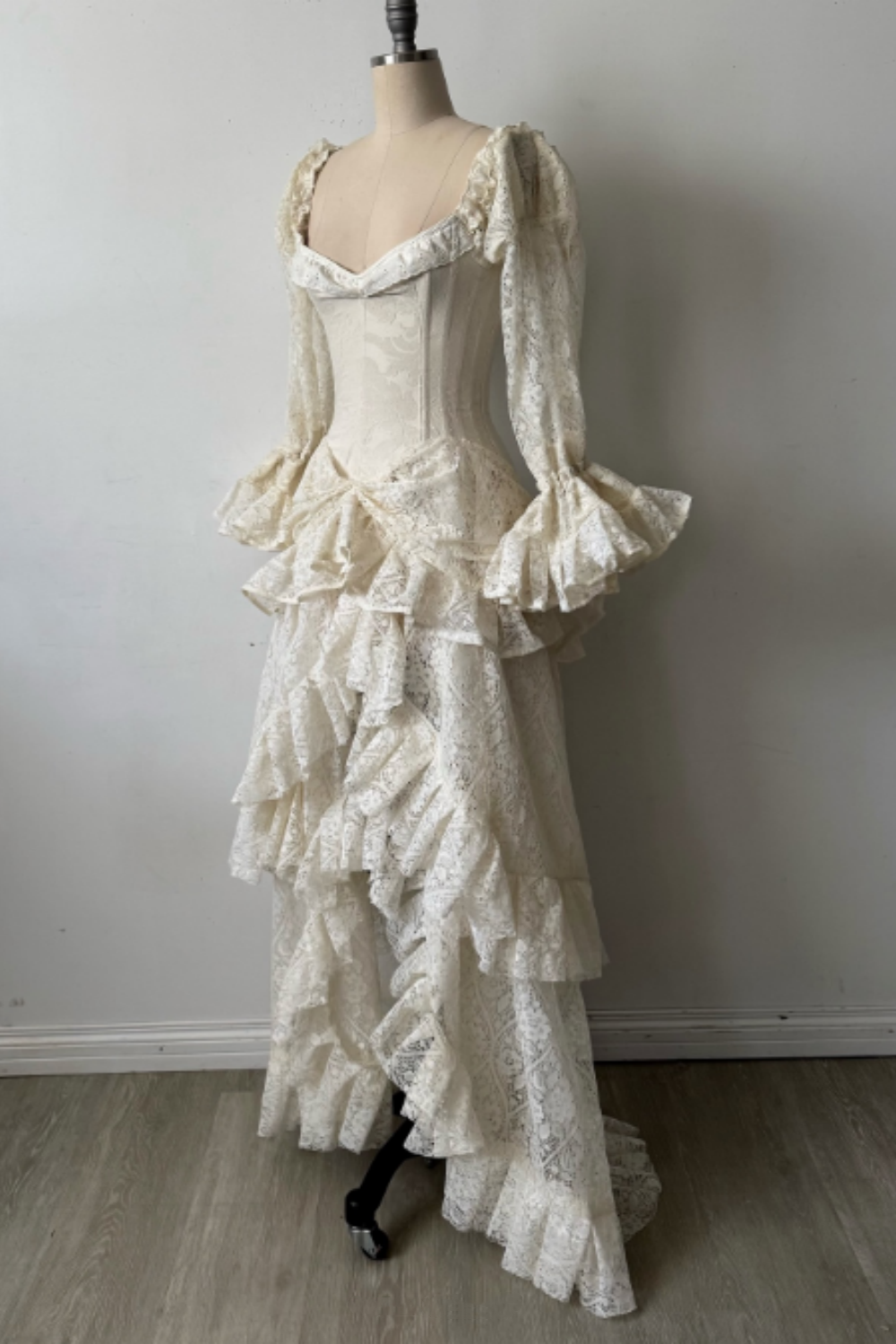 NiceVestidos – Langes, exquisites Ballkleid aus Spitze mit langen Ärmeln NV6031