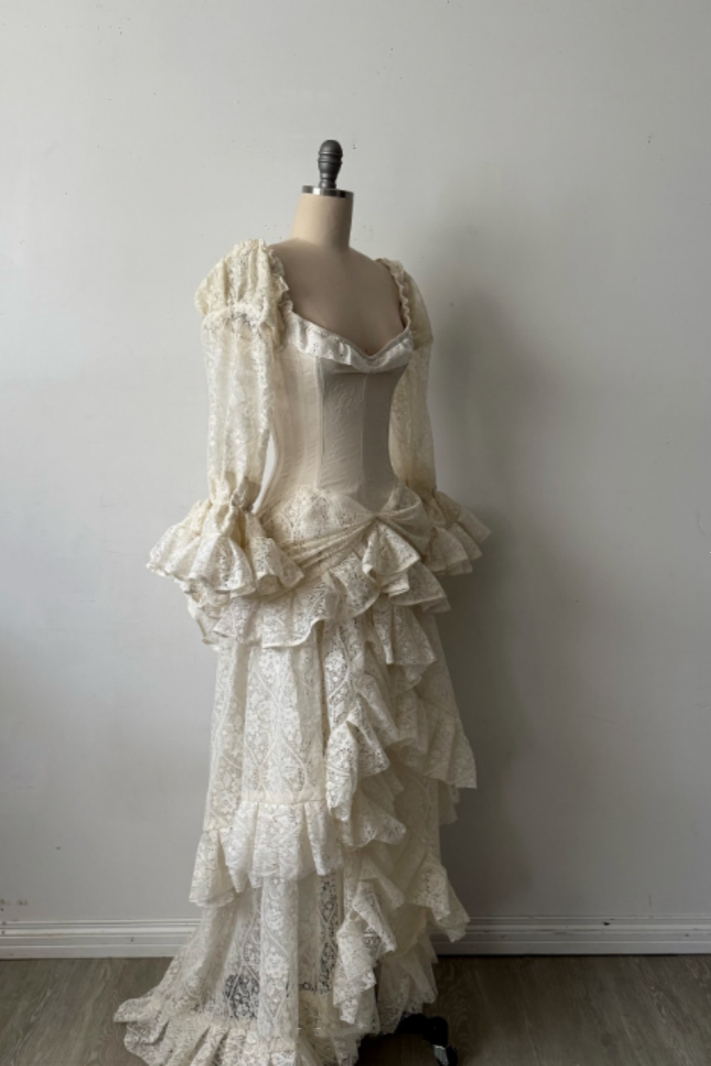 NiceVestidos – Langes, exquisites Ballkleid aus Spitze mit langen Ärmeln NV6031