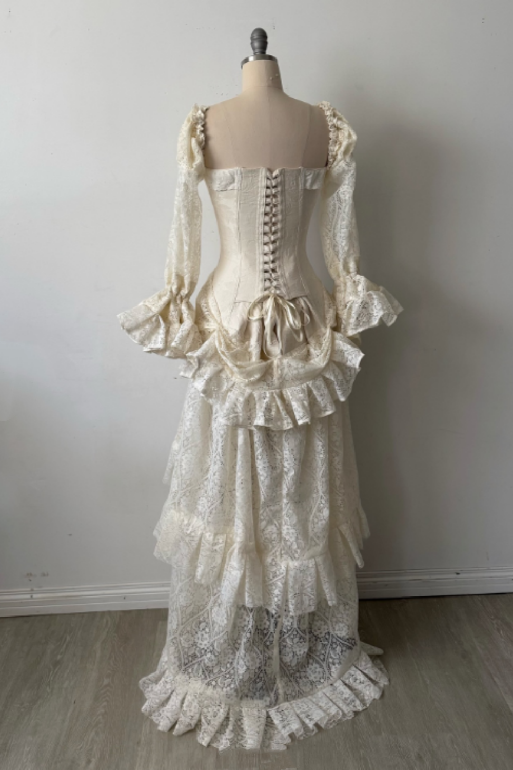 NiceVestidos – Langes, exquisites Ballkleid aus Spitze mit langen Ärmeln NV6031