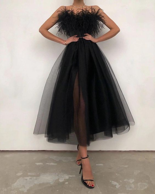 Schwarzes A-Linien-Tüll-Ballkleid mit Federn und Schlitz nv1132