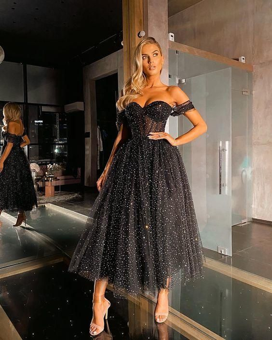 Schulterfreies schwarzes Ballkleid aus glänzendem Tüll, NV1131
