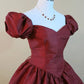 Robe de soirée princesse en satin bordeaux à manches courtes et coupe trapèze nv1905