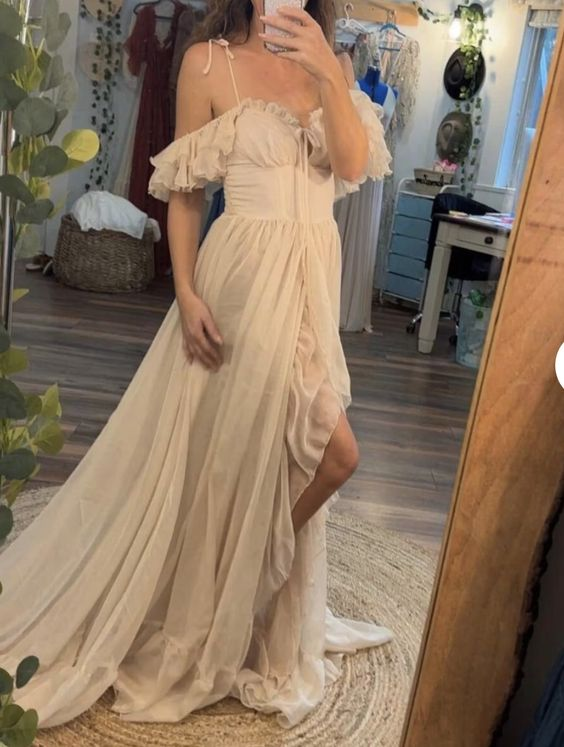 Langes Ballkleid aus Chiffon mit Schlitz in cremeweiß, nv1239