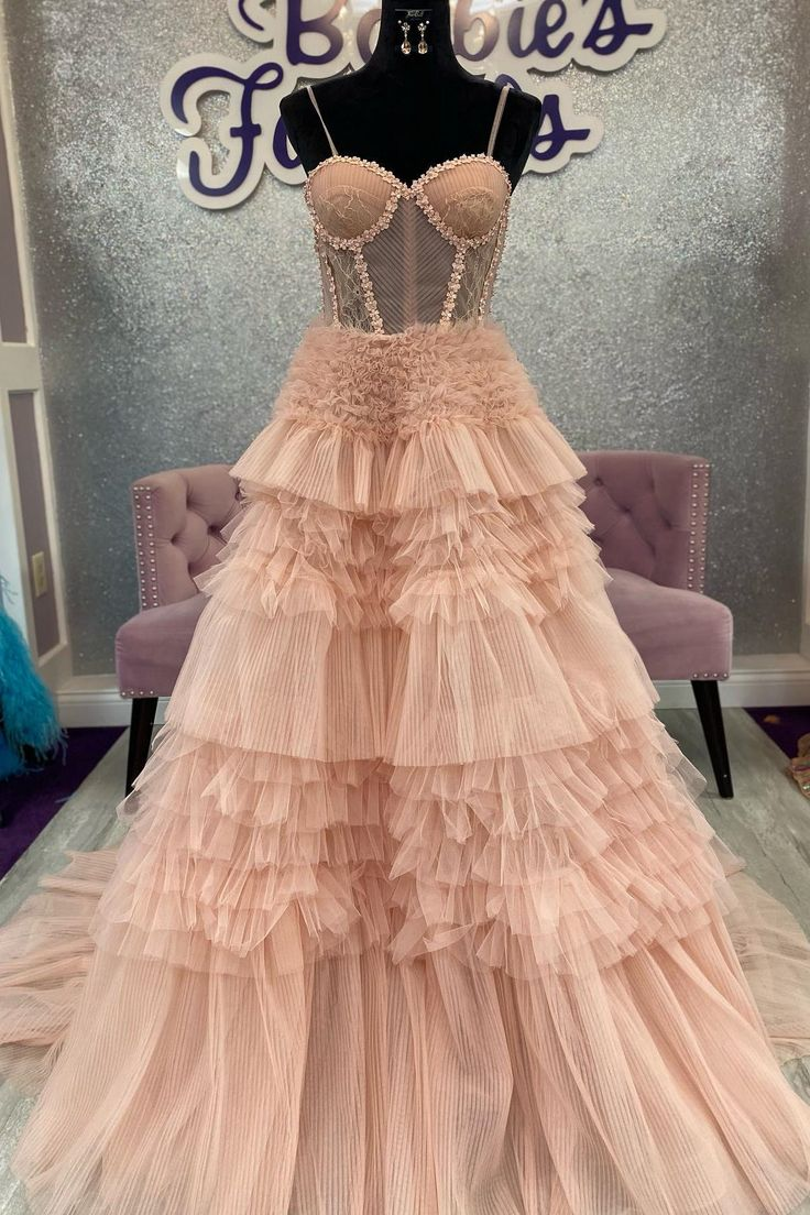 Rosafarbenes A-Linien-Ballkleid mit Rüschenlagen und Schnürung am Rücken, nv1203