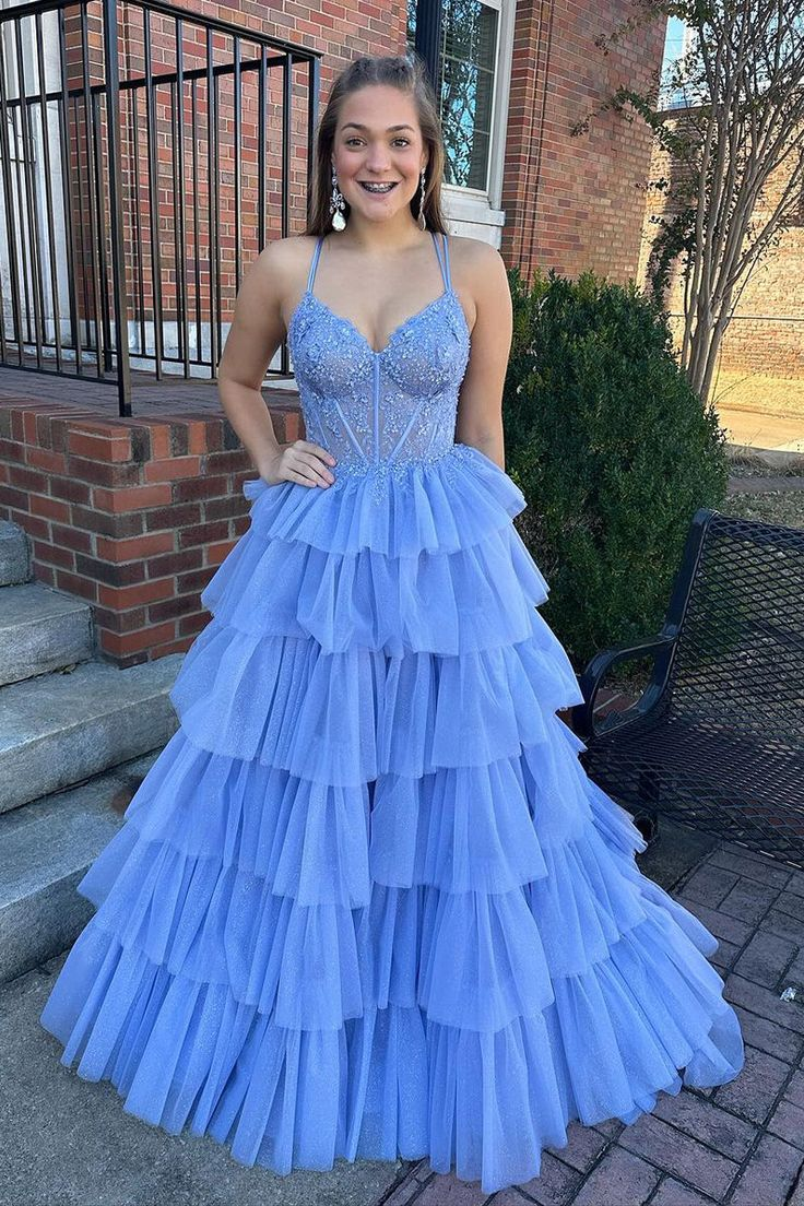 Robe de bal longue en tulle bleu à volants et décolleté en cœur avec appliques nv1231
