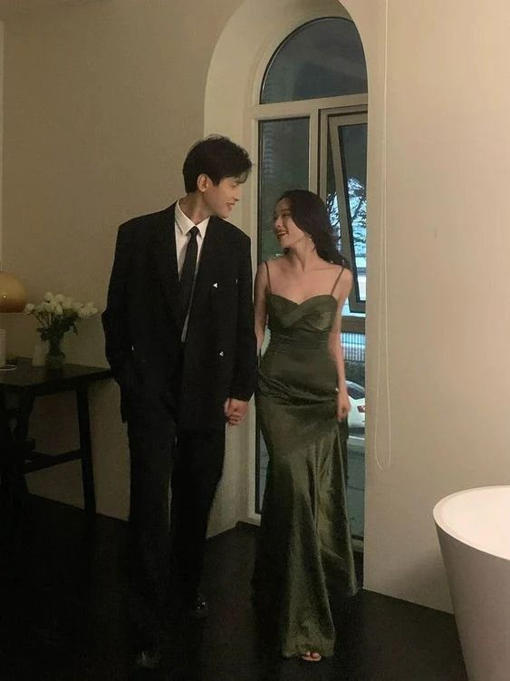 Robe de bal longue en satin vert foncé à bretelles spaghetti nv1243