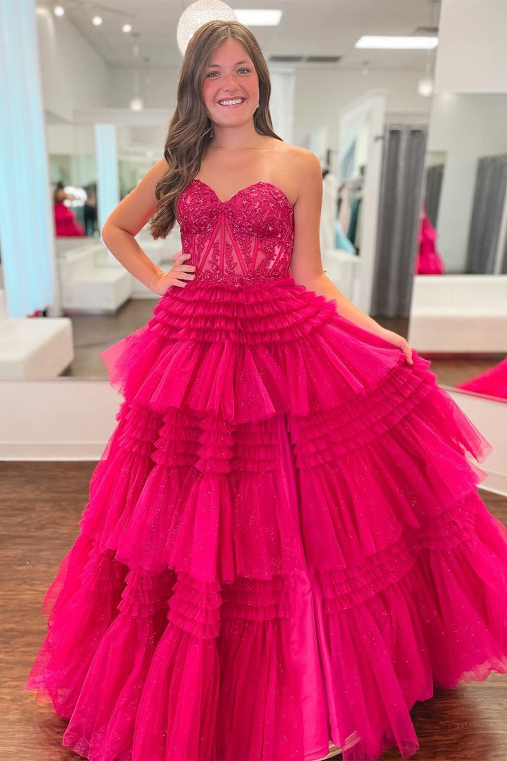 Robe de bal longue en tulle fuchsia à plusieurs couches et à appliques sans bretelles nv1290
