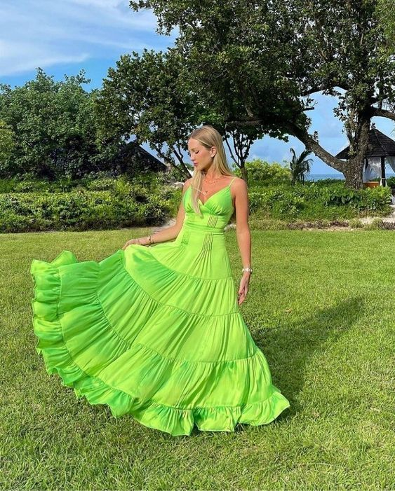 Robe de bal longue à volants et col en V unique nv1190