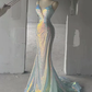 Farbenfrohes, glänzendes, elegantes V-Ausschnitt-Spaghettiträger-langes Meerjungfrau-Abendkleid im bodenlangen Schleppe-Ballkleid-Stil nv1199