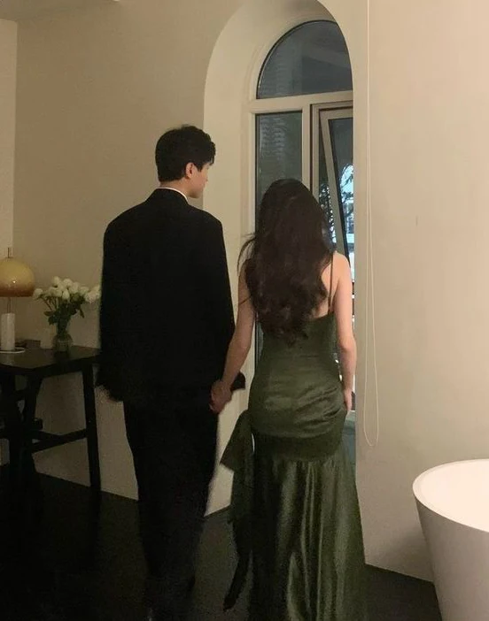 Robe de bal longue en satin vert foncé à bretelles spaghetti nv1243