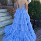 Robe de bal longue en tulle bleu à volants et décolleté en cœur avec appliques nv1231