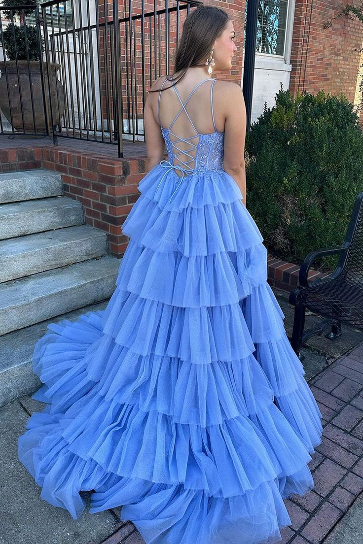 Robe de bal longue en tulle bleu à volants et décolleté en cœur avec appliques nv1231