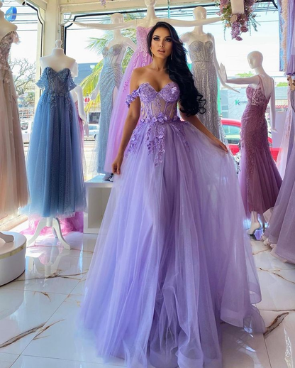 Elegantes langes lila A-Linien-Ballkleid mit schulterfreiem ärmellosem Hals und Spitze nv1316