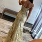 Schulterfreies Meerjungfrau-Ballkleid mit goldenen Pailletten und Korsett und Schlitz nv1262