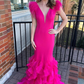 Heißes rosa tiefes V-Ausschnitt-Ballkleid mit Federrüschen und mehreren Lagen, lang, nv1220