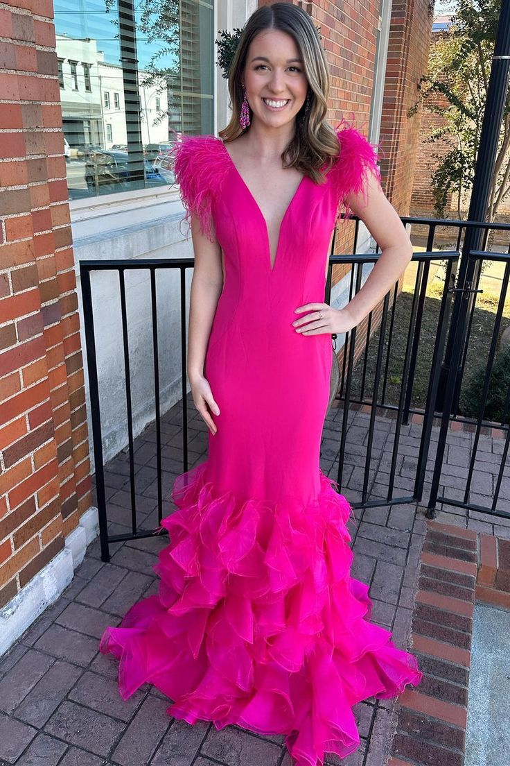 Heißes rosa tiefes V-Ausschnitt-Ballkleid mit Federrüschen und mehreren Lagen, lang, nv1220
