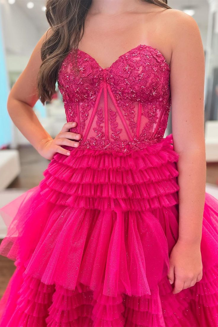 Robe de bal longue en tulle fuchsia à plusieurs couches et à appliques sans bretelles nv1290