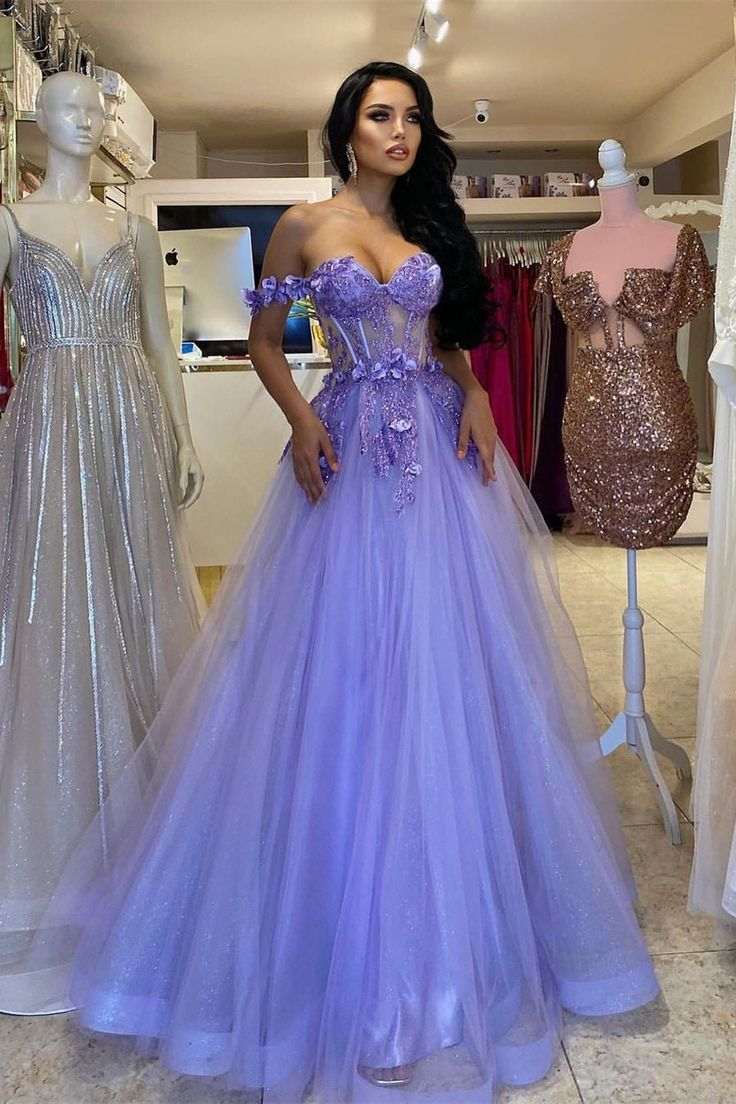 Elegantes langes lila A-Linien-Ballkleid mit schulterfreiem ärmellosem Hals und Spitze nv1316