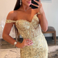 Schulterfreies Meerjungfrau-Ballkleid mit goldenen Pailletten und Korsett und Schlitz nv1262