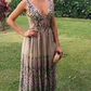 Langes Ballkleid mit V-Ausschnitt und Stickereien, nv1331