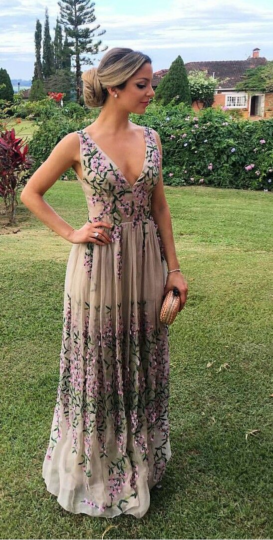 Langes Ballkleid mit V-Ausschnitt und Stickereien, nv1331