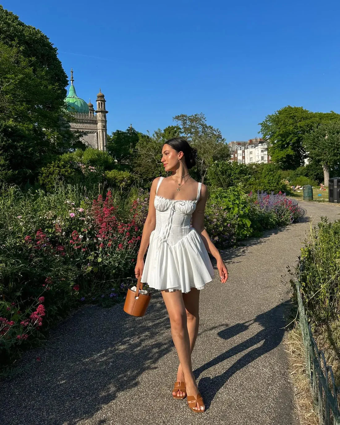 Rückenfreier, plissierter kurzer Spitzenrock, schmale Passform, Korsett, sexy Minikleid, elegantes französisches weißes Kleid nv1712