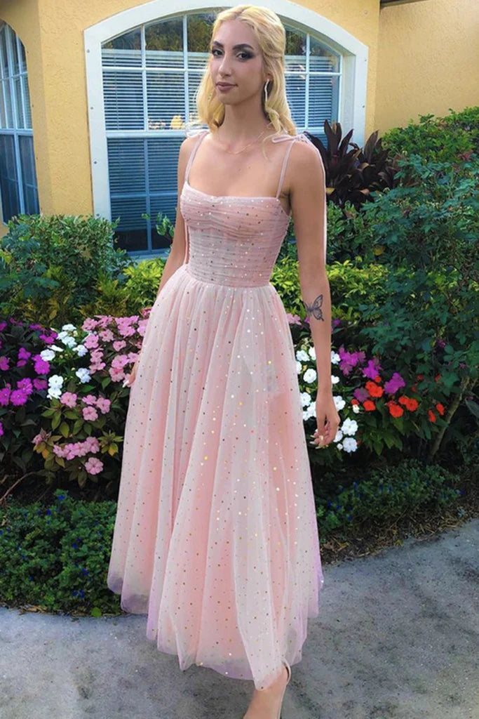 Rosa knielange Ballkleider mit Spaghettiträgern und Pailletten, rosa Homecoming-Kleider mit glänzenden Pailletten, rosa Abendkleider nv1513