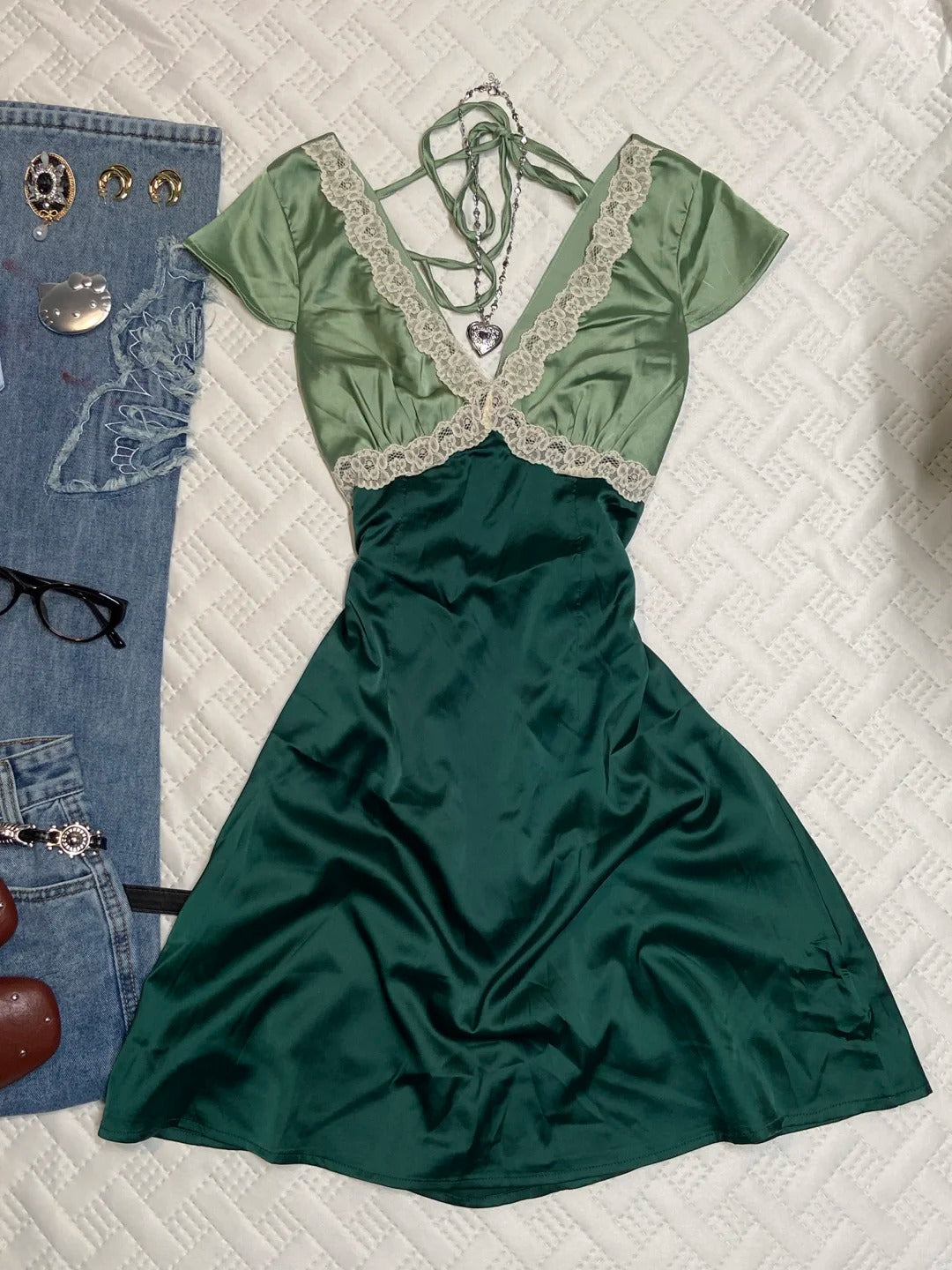 NiceVestidos – Kurzes Satin-Heimkehrkleid für Mädchen, grünes V-Ausschnitt-Retro-Kleid, Retro-Kleid, Spitze, V-Ausschnitt, NV5659