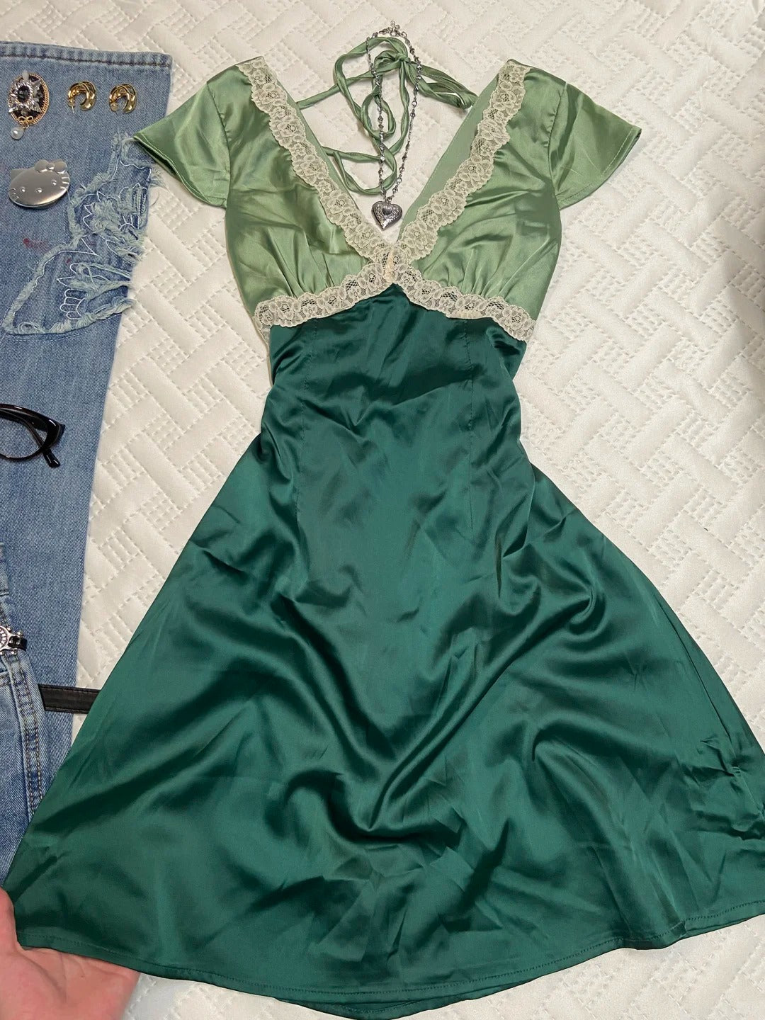 NiceVestidos – Kurzes Satin-Heimkehrkleid für Mädchen, grünes V-Ausschnitt-Retro-Kleid, Retro-Kleid, Spitze, V-Ausschnitt, NV5659