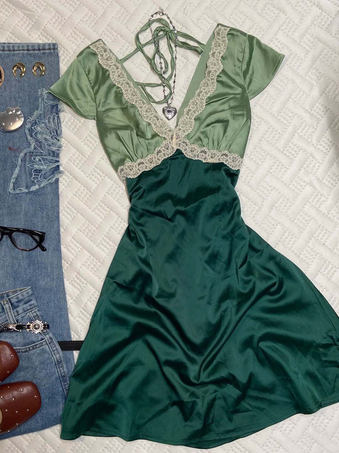NiceVestidos – Kurzes Satin-Heimkehrkleid für Mädchen, grünes V-Ausschnitt-Retro-Kleid, Retro-Kleid, Spitze, V-Ausschnitt, NV5659